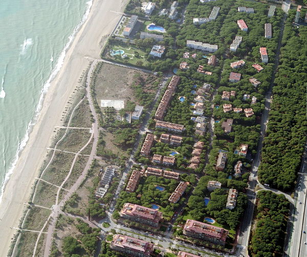 Imatge aèria del centre de Gavà Mar (Pine Beach, Central Mar, avinguda del mar, avinguda d'Europa, Centre Cvic, edifici d'oficines en construcci, La Vela i el passeig marítim)